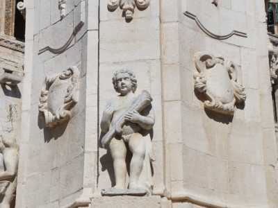 Fu finanziato dalla ricca famiglia Calamita che volle ingaggiare i migliori scalpellini della citt�, che lo arricchirono con bassorilievi di putti e stemmi 